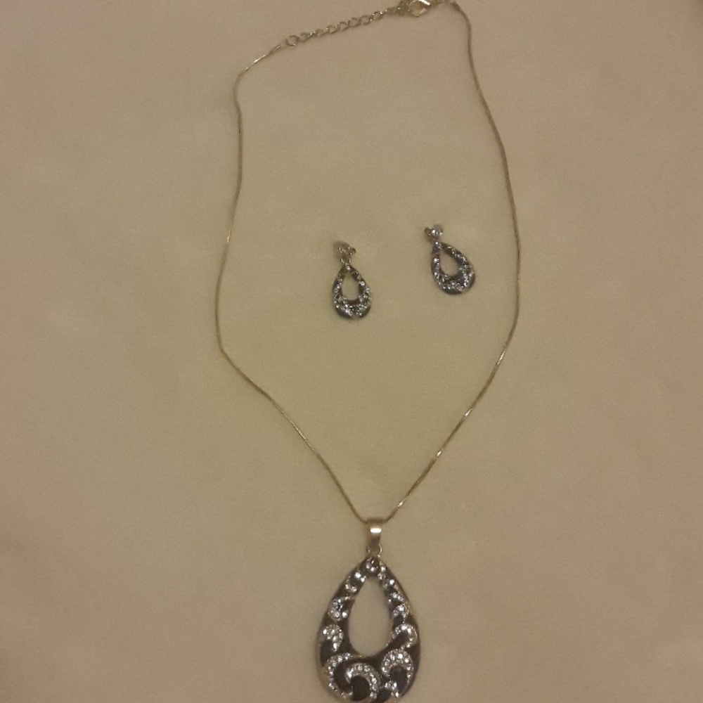 Necklace and earring set